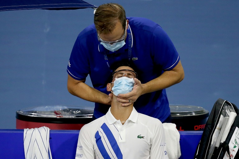 الصربي نوفاك ديوكوفيتش يتلقى علاجا في عنقه في دورة سينسيناتي الاميركية لكرة المضرب