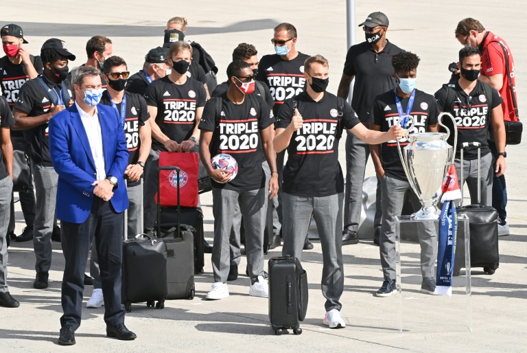 فريق بايرن ميونيخ يصل الى مطار ميونيخ في 24 آب/أغسطس عقب تتويجه بلقب دوري ابطال اوروبا في كرة القدم في العاصمة البرتغالية لشبونة