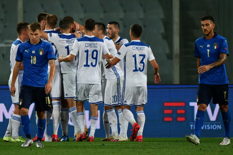لاعبو البوسنة يحتفلون بالتسجيل في مرمى إيطاليا ضمن منافسات دوري الأمم الأوروبية في الرابع من أيلول/سبتمبر 2020