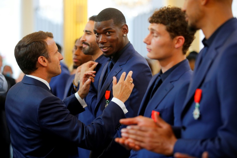 الرئيس الفرنسي ماكرون يكرم بوغبا وزملاءه المتوجين بلقب مونديال 2018