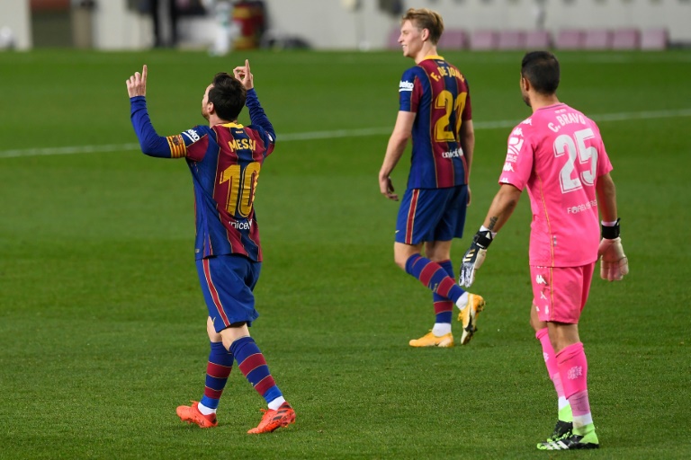 الارجنتيني ليونيل ميسي يحتفل بتسجيل هدف مع برشلونة ضد ريال بيتيس في الدوري الاسباني لكرة القدم على ملعب كامب نو في 7 تشرين الثاني/نوفمبر 2020