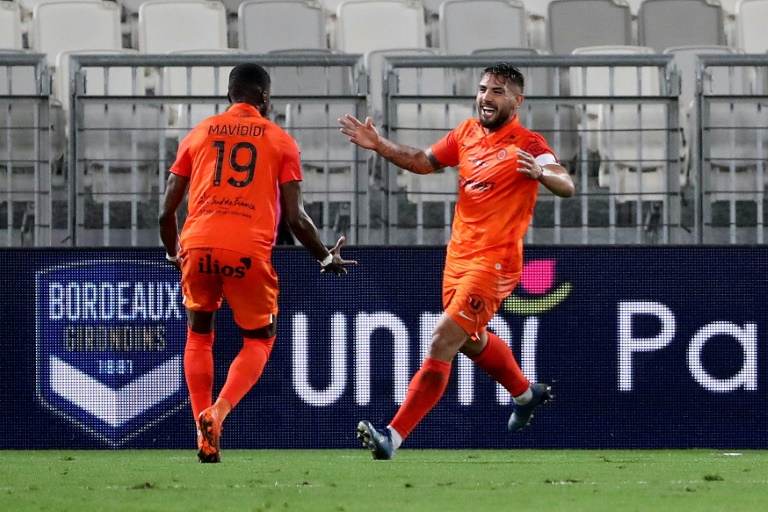 مهاجم مونبلييه الدولي الجزائري أندي ديلور (يمين) يحتفل بتسجيله الهدف الثاني في مرمى بوردو (2-صفر) في الدوري الفرنسي في السابع من تشرين الثاني/نوفمبر 2020.