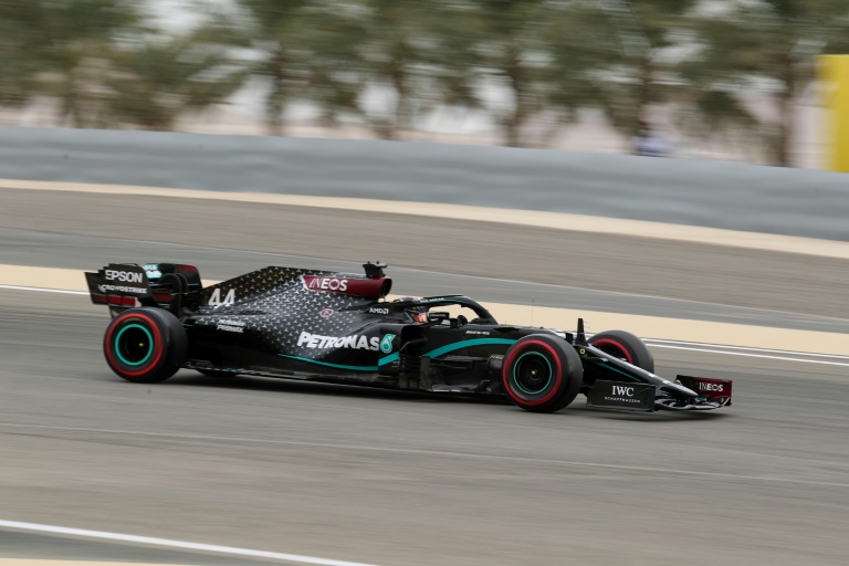 لقطة لسيارة سائق مرسيدس البريطاني لويس هاميلتون خلال التجارب الرسمية لسباق جائزة البحرين الكبرى على حلبة صخير. 28 تشرين لاثاني/نوفمبر 2020