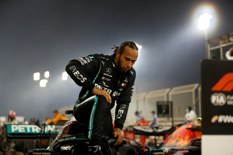 سائق مرسيدس البريطاني لويس هاميلتون يخرج من سيارته بعد الفوز بجائزة البحرين الكبرى للفورمولا واحد، صخير في 29 تشرين الثاني/نوفمبر 2020