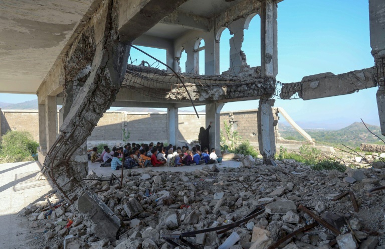 طلاي يمنيون بين أنقاض مدرستهم في تعز في 7 تشرين الأول/اكتوبر 2020