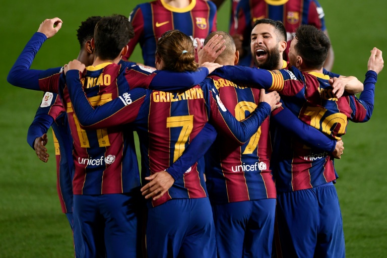 لاعبو برشلونة يحتفلون بالهدف الثالث في مرمى اشبيلية في اياب نصف نهائي مسابقة كأس إسبانيا في الثالث من آذار/مارس 2012.