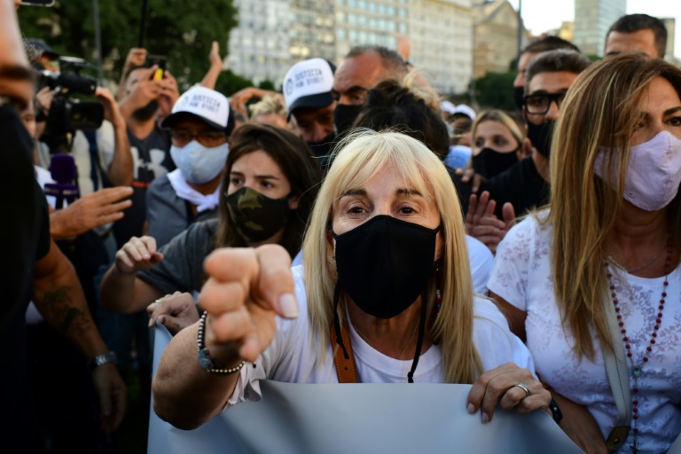 الزوجة السابقة للنجم الارجنتيني دييغو مارادونا (في الوسط) كلاوديا فيافاني خلال مشاركتها في التظاهرة