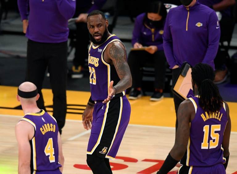 نجم لوس انجليس ليكرز ليبرون جيمس (رقم 23) يوجه التعليمات لزملائه خلال المباراة ضد تشارلوت هورنتس في دوري كرة السلة الأميركي للمحترفين، لوس أنجليس، كاليفورنيا، في 18 اذار/مارس 2021