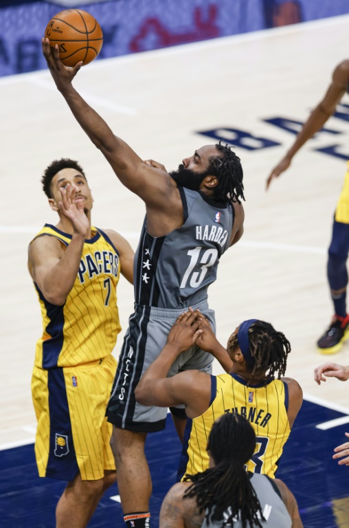 لاعب بروكلين نتس جيمس هاردن يرتفع ليسجل في سلة إنديانا بايسرز ويقود فريقه للفوز 124-115 في دوري كرة السلة الاميركي للمحترفين