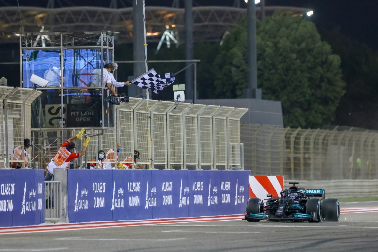سائق مرسيدس لويس هاميلتون يجتاز خط نهاية سباق جائزة البحرين الكبرى 