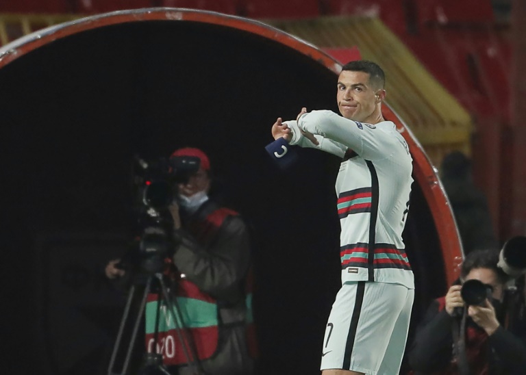 نجم البرتغال كريستيانو رونالدو يهم في رمي شارة القيادة خلال مباراة فريقه أمام صربيا 2-2 في التصفيات الاوروبية المؤهلة لمونديال قطر 2022