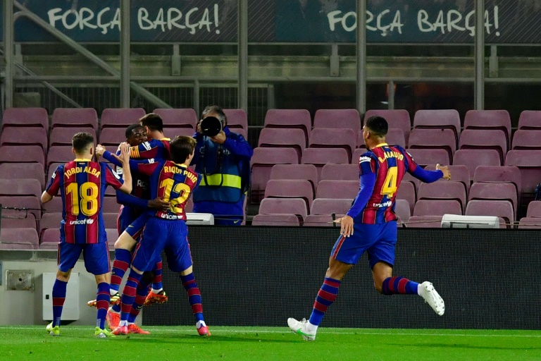 الفرنسي عثمان دمبيلي (يسار) يحتفل مع زملائه بعد تسجيله هدف الفوز لبرشلونة 