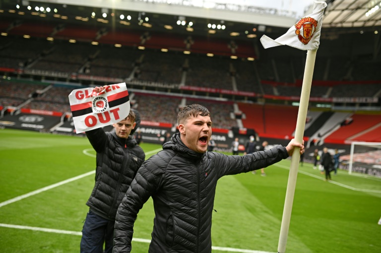 صورة تظهر مشجعي مانشستر يونايتد داخل ملعب اولد ترافورد احتجاجاً على مالكي النادي 