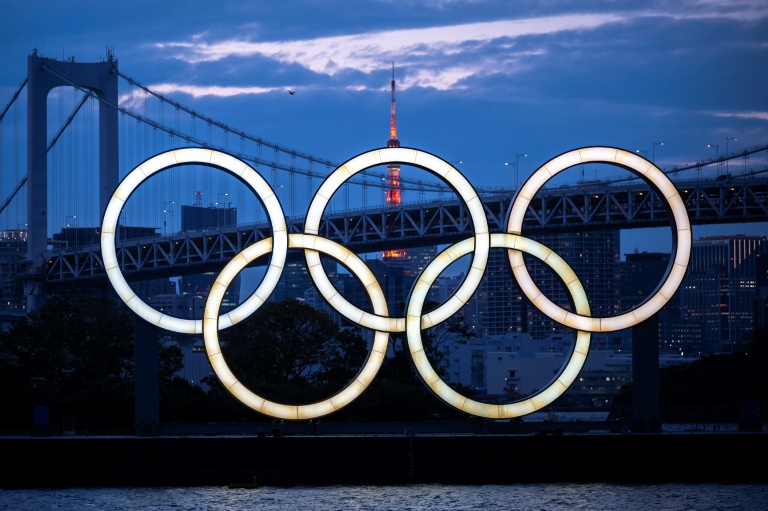 الحلقات الأولمبية مضاءة على واجهة أودايبا البحرية في طوكيو