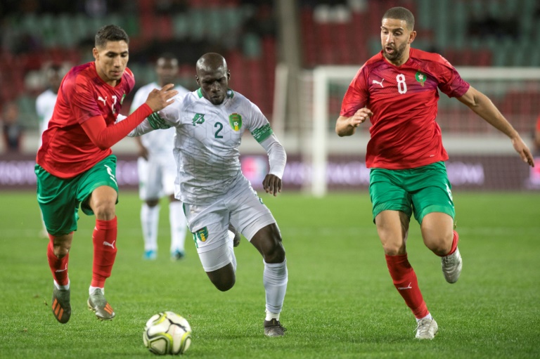 المغربيان عادل تاعرابت (يمين) واشرف حكيمي (يسار) في مباراة موريتانيا في تصفيات كأس أمم إفريقيا في الرباط