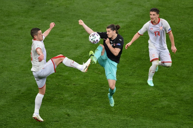 لاعب الوسط النمسوي مارسيل سابيتسر (وسط) خلال مواجهة مقدونيا الشمالية في كأس أوروبا لكرة القدم في 13 حزيران/يونيو 2021