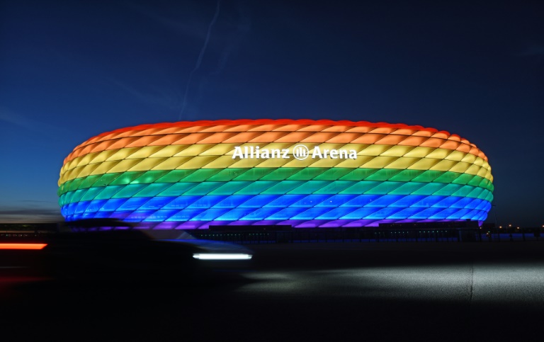 ملعب أليانز أرينا بألوان قوس القزح في 9 تموز/يوليو 2016