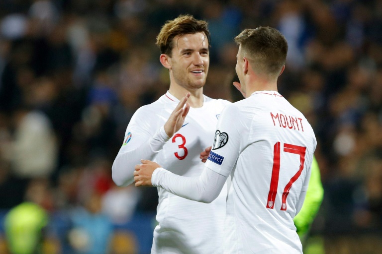 لاعبا المنتخب الانكليزي مايسون ماونت (يمين) وبن تشيلويل يتبادلان التهنئة عقب الفوز على كوسوفو في تصفيات كأس أوروبا في 17 تشرين الثاني/نوفمبر 2019