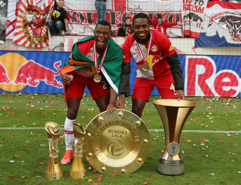مهاجم سالزبورغ النمسوي باتسون داكا من زامبيا (إلى اليسار) يحتفل مع زميله ومواطنه إينوك مويبي بالفوز بلقب الدوري في 22 أيار/مايو 2022