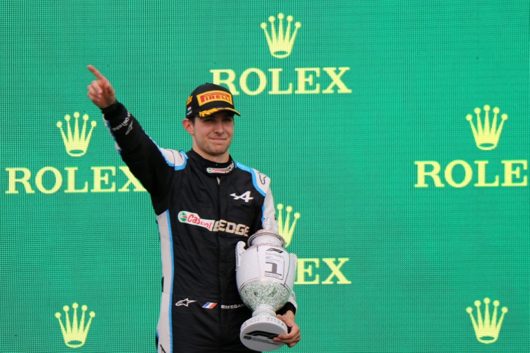 سائق ألبين-رينو الفرنسي إستيبان أوكون يحتفل بفوزه بسباق جائزة المجر الكبرى في الفورمولا واحد في بودابست في الاول من آب/أغسطس 2021.