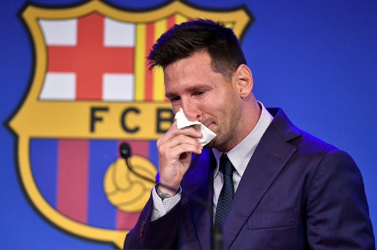 نجم برشلونة الارجنتيني ليونيل ميسي يبكي في مستهل مؤتمره الصحافي الذي تحدث فيه عن رحيله عن فريق برشلونة. 8 اب/اغسطس 2021