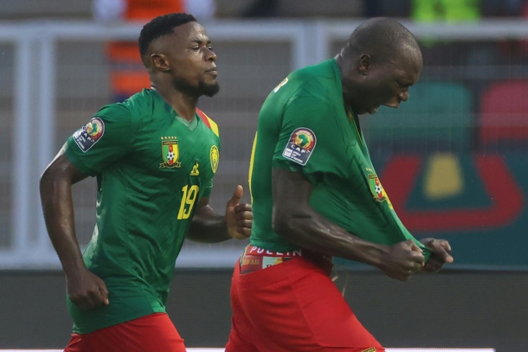مهاجم المنتخب الكاميروني أبو بكر فانسان (يمين) يحتفل بتسجيله هدفه الشخصي الثاني في مرمى بوركينا فاسو (2-1) في المباراة الافتتاحية لنهائيات كأس الأمم الإفريقية في ياوندي في التاسع من كانون الثاني/يناير 2022.