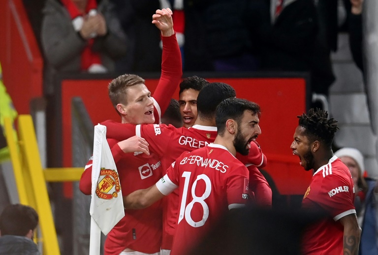 لاعبو مانشستر يونايتد يحتفلون بهدف الفوز في مرمى استون فيلا (1-صفر) في الدور الخامس لمسابقة كأس الاتحاد الإنكليزي في العاشر من كانون الثاني/يناير 2022.