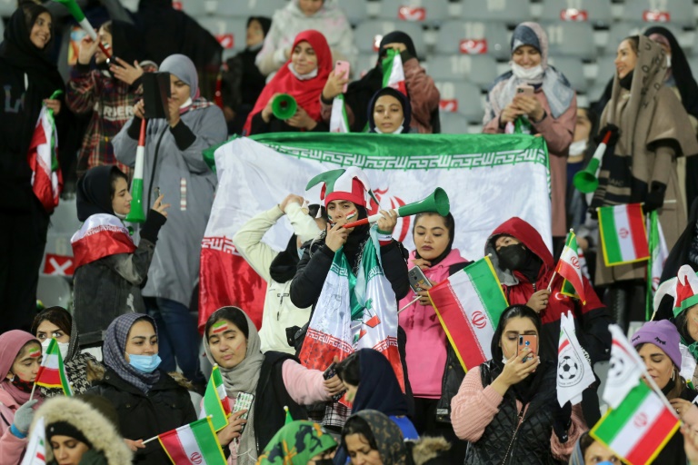 مشجعات إيرانيات خلال مباراة كرة القدم في التصفيات الآسيوية لكأس العالم 2022 بين إيران والعراق في مجمع آزادي الرياضي بالعاصمة طهران في 27 كانون الثاني/يناير 2022