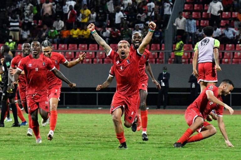 لاعبو غينيا الاستوائية يحتفلون بتأهلهم الى الدور ربع النهائي من كأس أمم إفريقيا لكرة القدم بعد فوزهم بركلات الترجيح على مالي في ملعب 