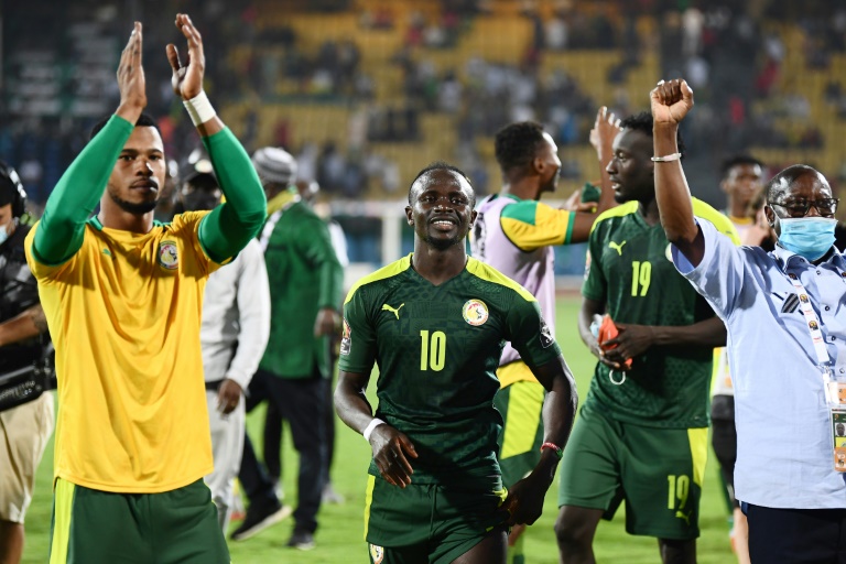 احتفال لاعبي السنغال بعد الفوز على غينيا الاستوائية في ربع نهائي كأس الأمم الإفريقية 2021 في ياوندي في 30 كانون الثاني/يناير 2022