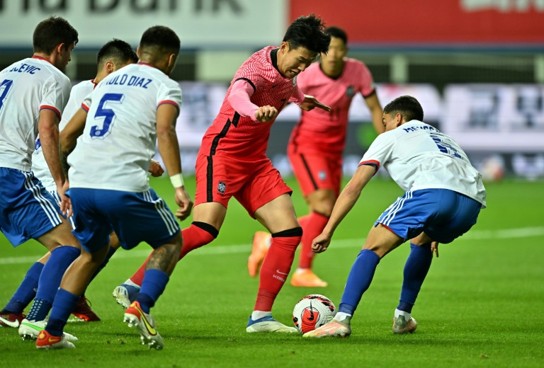 سون هيونغ مين (وسط) خلال مباراة كوريا الجنوبية وتشيلي في دايجون
