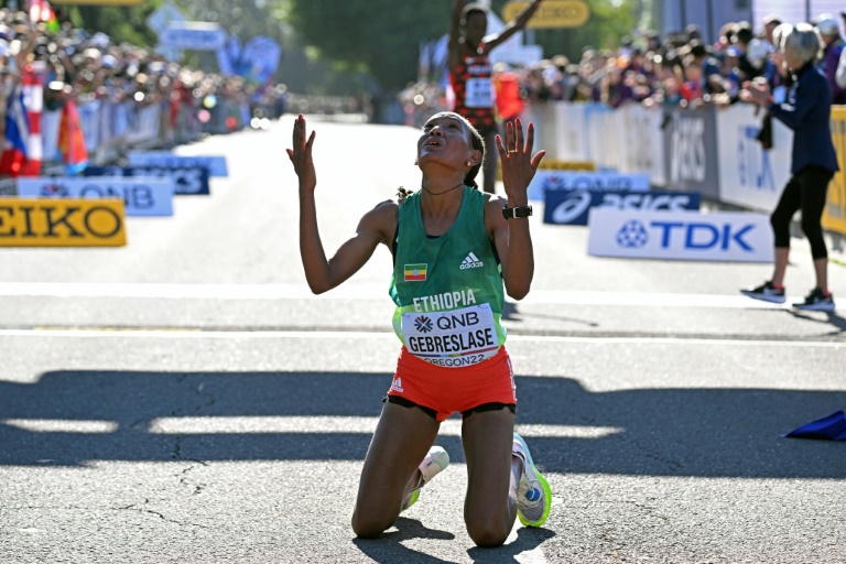 الإثيوبية غوتايتوم جبريسيلاسي تحتفل بفوزها بذهبية سباق الماراثون في مونديال يوجين لألعاب القوى في 18 تموز/يوليو 2022.