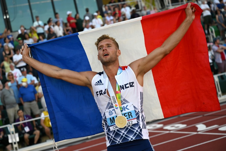 الفرنسي كيفن ماير يحتفل بذهبية مسابقة العشارية في مونديال يوجين لألعاب القوى في 24 تموز/يوليو 2022.