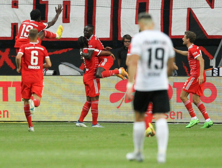 لاعبو بايرن ميونيخ يحتفلون مع السنغالي ساديو مانيه لتسجيله الهدف الثالث في مرمى فرانكفورت بافتتاح الدوري الألماني في 5 آب/أغسطس 2022