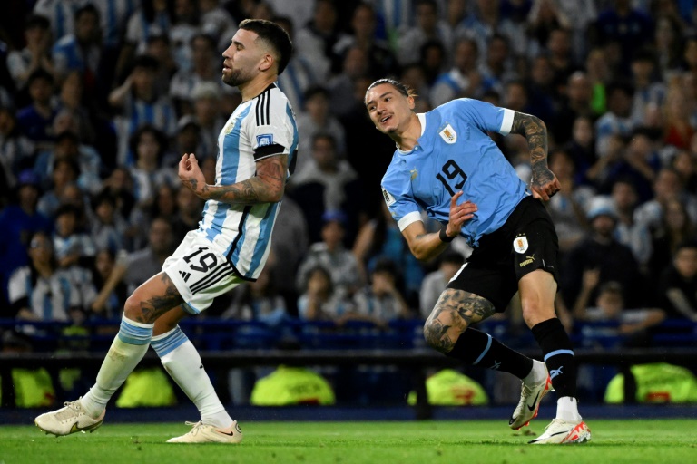 الأوروغوياني داروين نونييس يحتفل بعد تسجيله في مرمى الأرجنتين في تصفيات مونديال 2026