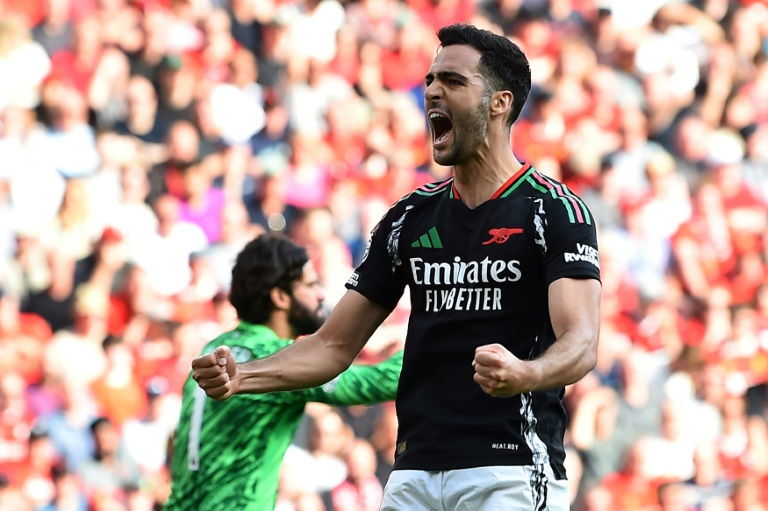 لاعب وسط أرسنال الاسباني ميكيل ميرينو يحتفل بعد تسجيله في مرمى ليفربول خلال لقاء الفريقين ضمن الدوري الانكليزي لكرة القدم الاحد في 11 أيار/مايو 2025