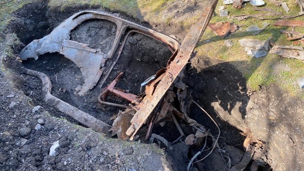 فيروس كورونا: بريطاني يعثر على سيارة مدفونة في حديقة منزله أثناء الإغلاق