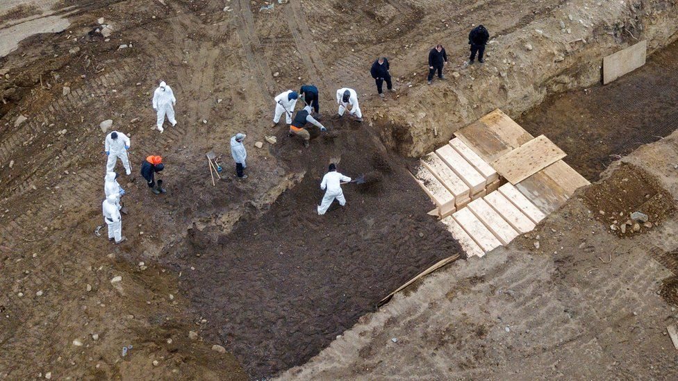 فيروس كورونا: نيويورك تستخدم قبورا جماعية لدفن الموتى في ظل تفشي الوباء في المدينة