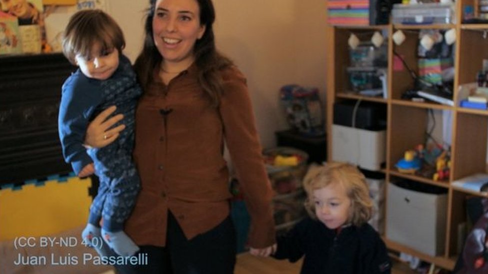 خطيبة جوليان أسانج تكشف علاقتها بمؤسس موقع ويكيليكس وإنجابهما طفلين أثناء إقامته في سفارة الإكواردور