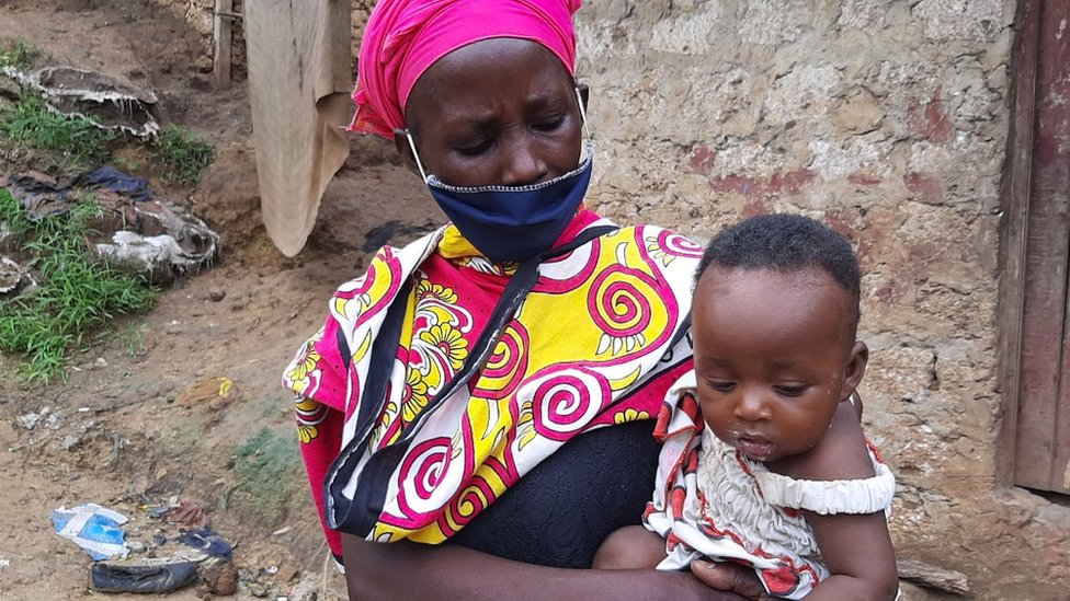 فيروس كورونا: كينيون يهرعون لمساعدة أرملة تطبخ الأحجار لأطفالها الجائعين