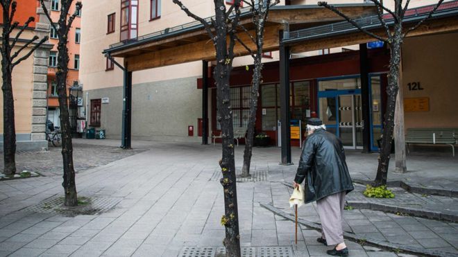فيروس كورونا: ماذا يحدث في دور رعاية المسنين في السويد؟