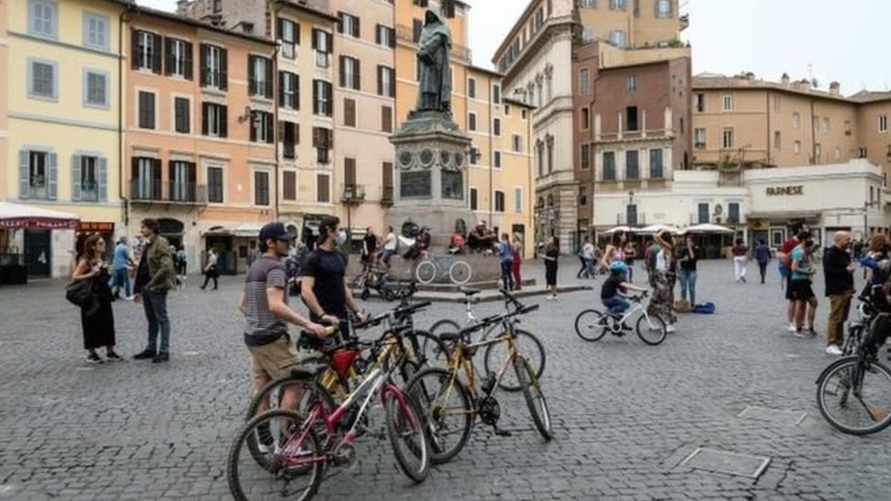 فيروس كورونا: رئيس وزراء إيطاليا يعلن تخفيف القيود وعودة السفر من وإلى بلاده