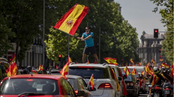 فيروس كورونا: الاحتجاجات ضد الإغلاق تجذب آلاف السيارات في إسبانيا