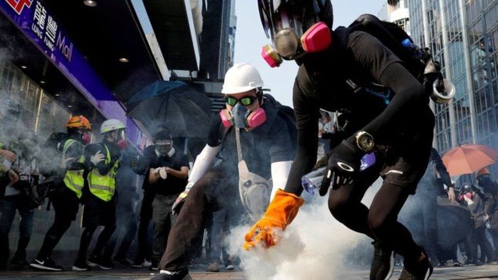 هونغ كونغ: الشرطة تستخدم قنابل الغاز لتفريق محتجين على قانون صيني للأمن