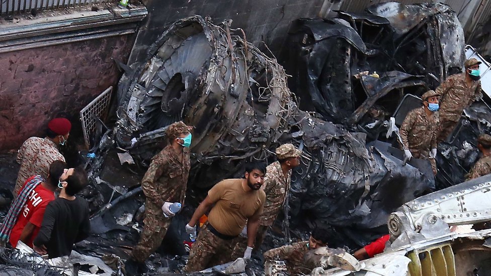 ناج من حادث تحطم الطائرة الباكستانية: 