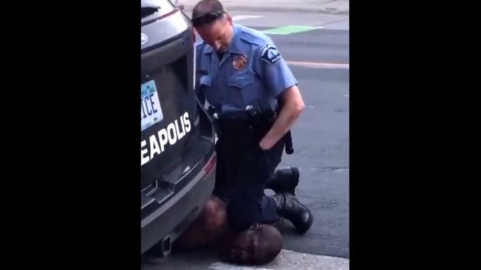 إقالة 4 من أفراد الشرطة الأمريكية بعد وفاة رجل أسود أثناء اعتقاله