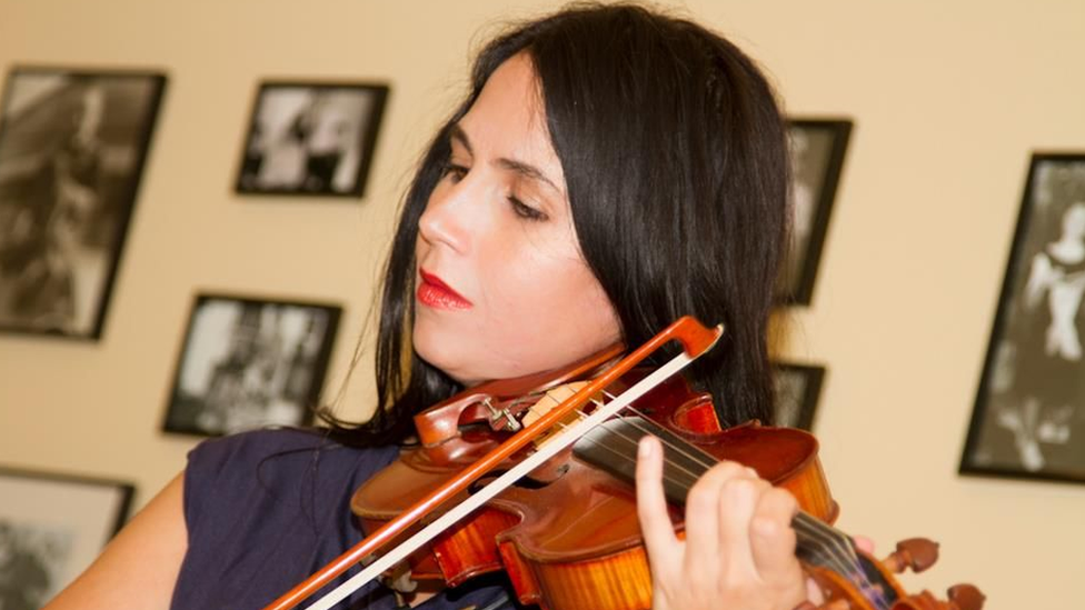 القصة الغريبة لإمرأة عزفت آلة الكمان في أوركسترا مزيفة لأربع سنوات