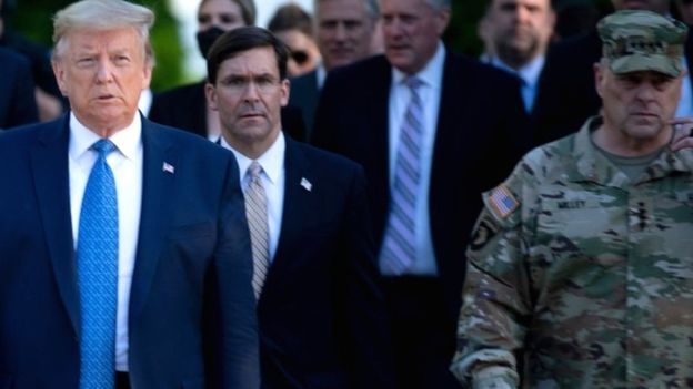 مقتل جورج فلويد: رئيس أركان الجيش الأمريكي يقر بالخطأ في السير مع دونالد ترامب إلى الكنيسة