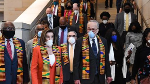 جورج فلويد: لماذا ارتدى النواب الديمقراطيون الأمريكيون وشاح كينتي الأفريقي؟