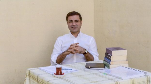 صلاح الدين دميرتاش: من هو الزعيم الكردي الذي قضت محكمة تركية بأن سجنه انتهاك لحقوقه؟